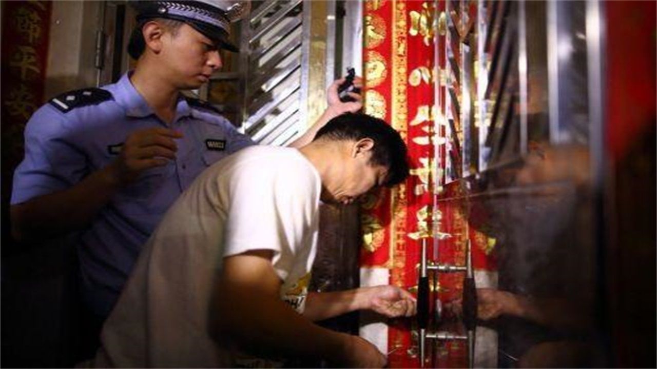 新马场乡请开锁师傅开了锁后，师傅为什么一般都不进门，就算主人请也不进去？